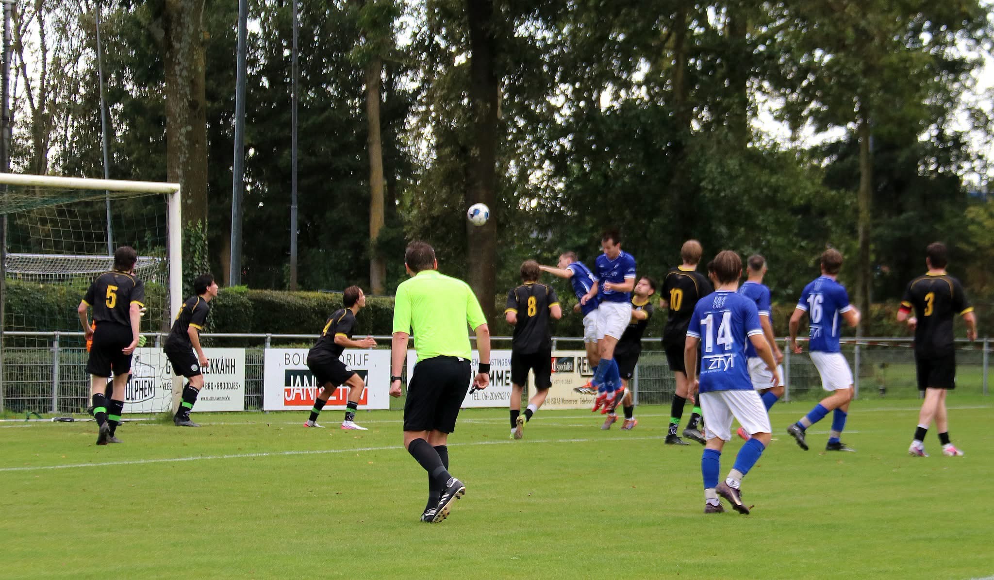 Eerste punten binnen: Blauw-Wit verslaat De Wherevogels met 4-0