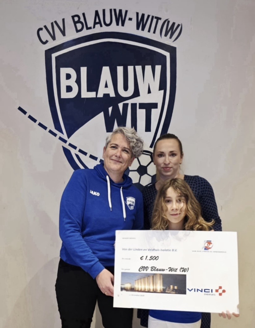 Van der Linden & Veldhuis doneert € 1.500, - aan Blauw-Wit jeugd.