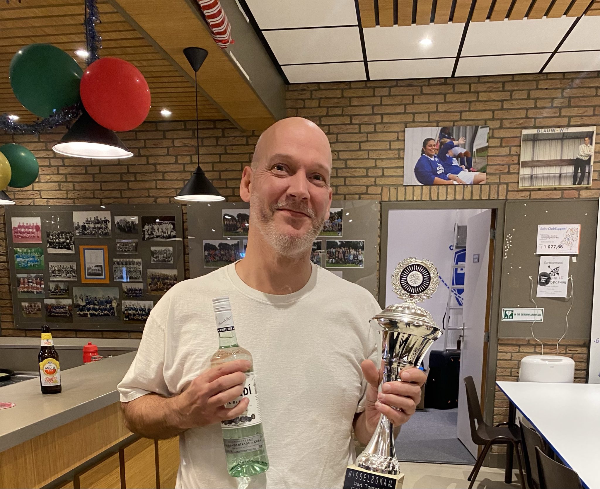 Dennis van Houten verslaat Roy de Saegher in de finale van het Blauw-Wit darttoernooi