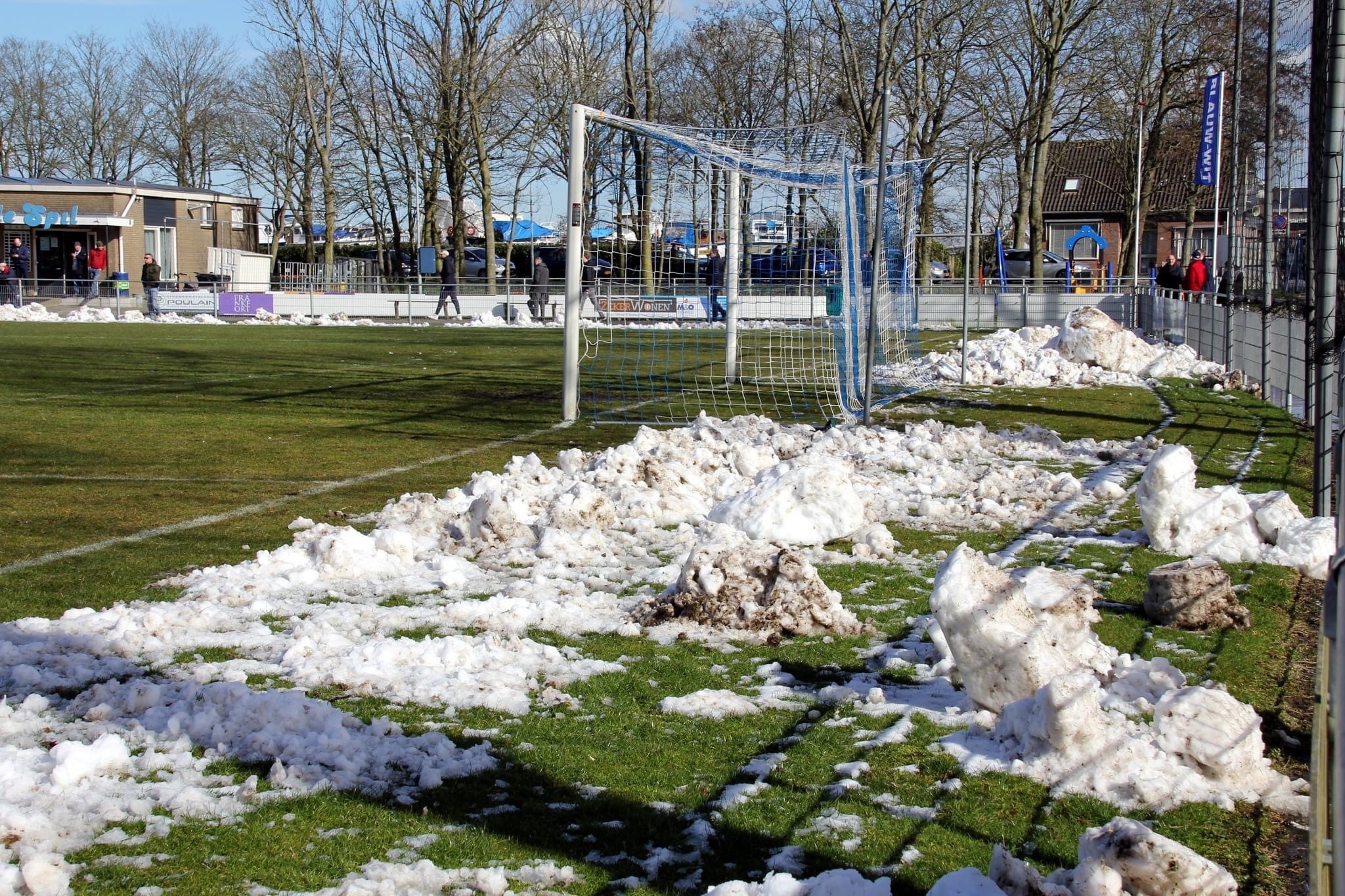 Sneeuwvrij maken van hoofdveld loont: Blauw-Wit doet goede zaken tegen Wieringermeer